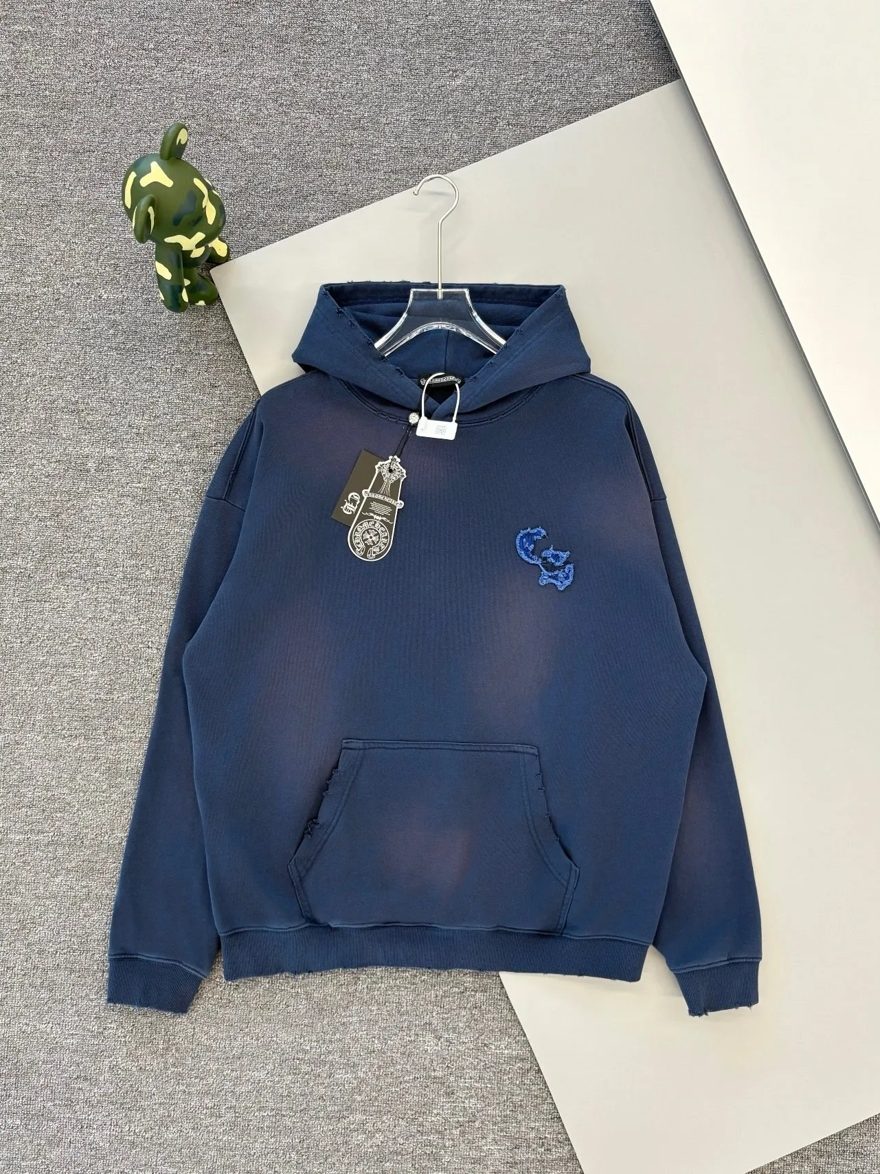 P340 [Higher Version] Chrome Hearts*Chrome Hearts Appliqué Embroidered Horseshoe Logo‼ ️Hooded Sweatshirt®* is made of 430g pure cotton sweatshirt fabric with double yarns. The fabric is woven with double yarns and twisted together. The strength is 40% higher than that of a single yarn, forming a three-dimensional texture similar to the texture of tripe. It not only maintains the moisture absorption and breathability of pure cotton, but also achieves "softness but not collapse" through double yarn thickening. The whole strip is scanned and sprayed with technology. Through the washing process, the local area will have a natural fading effect, and the os version will have a relatively lazy and loose feeling * Laser burnt appliqué ➕ Frayed process: micro patch on the chest, large logo horseshoe pattern on the back, heavy laser burnt three-dimensional appliqué pattern design, washed and frayed, and the overall garment will show a lazy style. *Whether it is daily outings or sports and fitness, you can show your trendy attitude and become the focus of the street. Same style for men and women 𝐂𝐎𝐋𝐎𝐔𝐑: white, blue, black 𝐒𝐈𝐙𝐄: S-XL